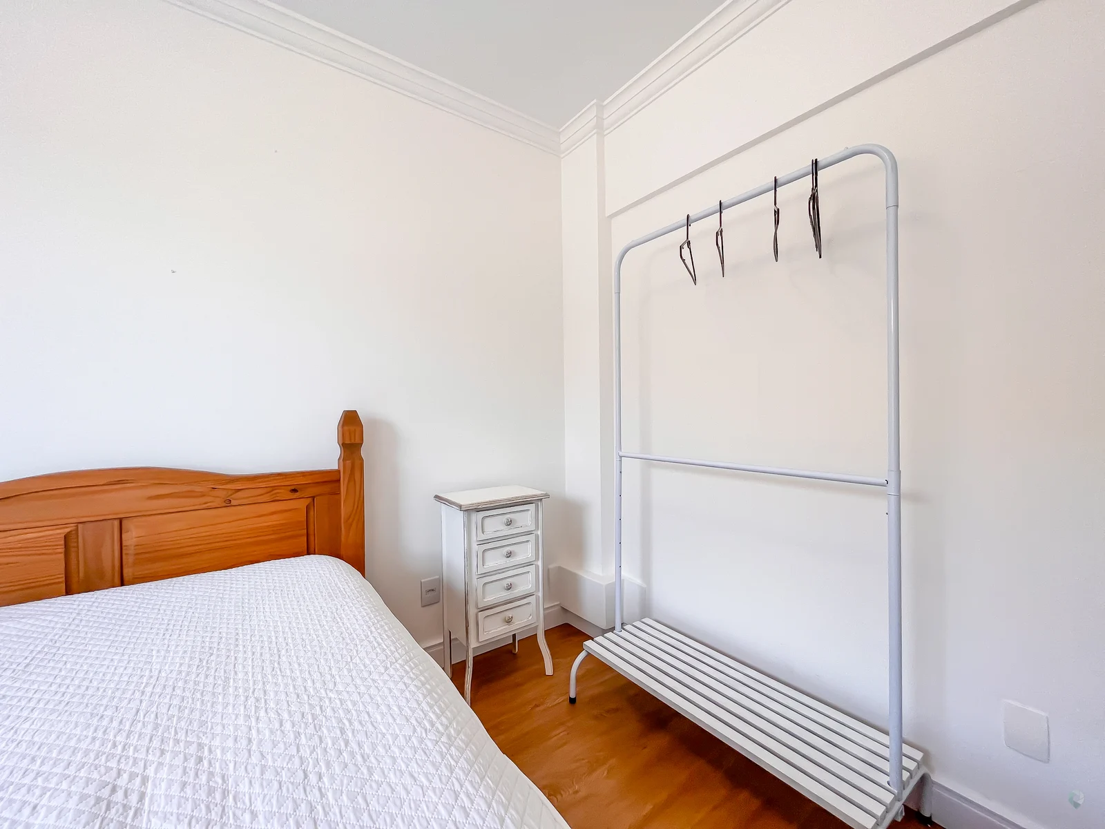 Dormitório com cama e armário