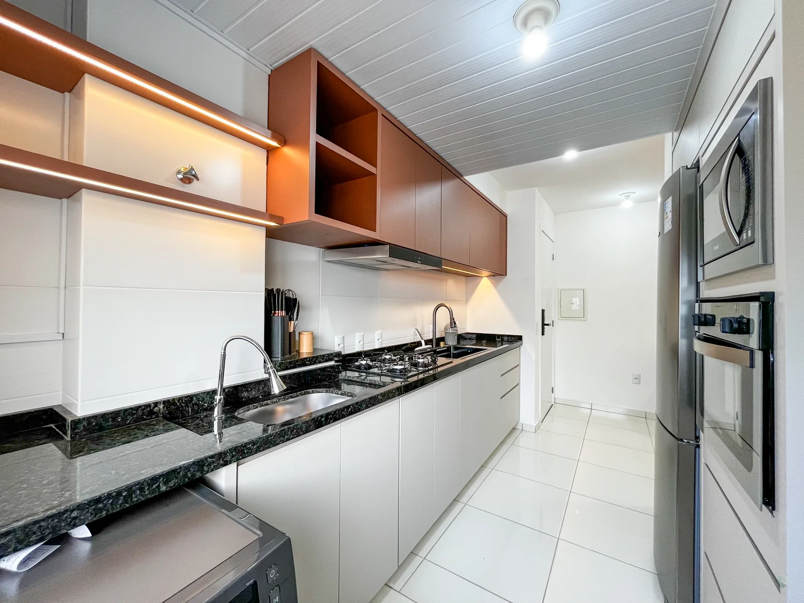 Cozinha com bancada e armários