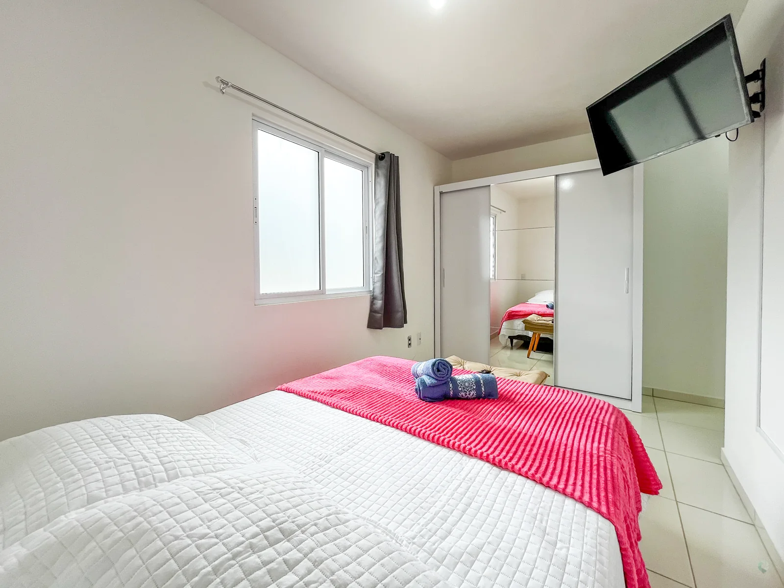 Dormitório com cama e armário