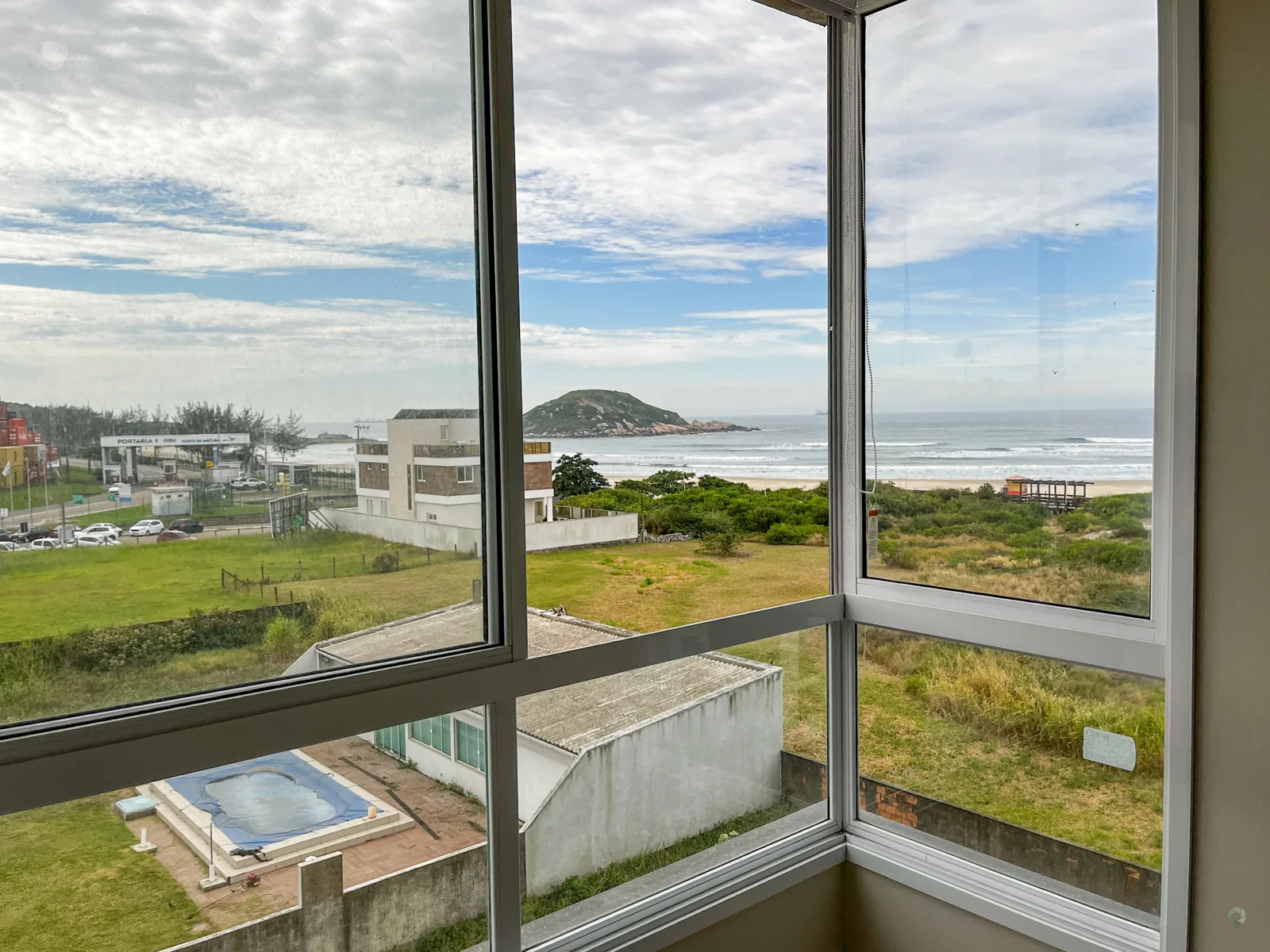 Vista do litoral pela varanda envidraçada