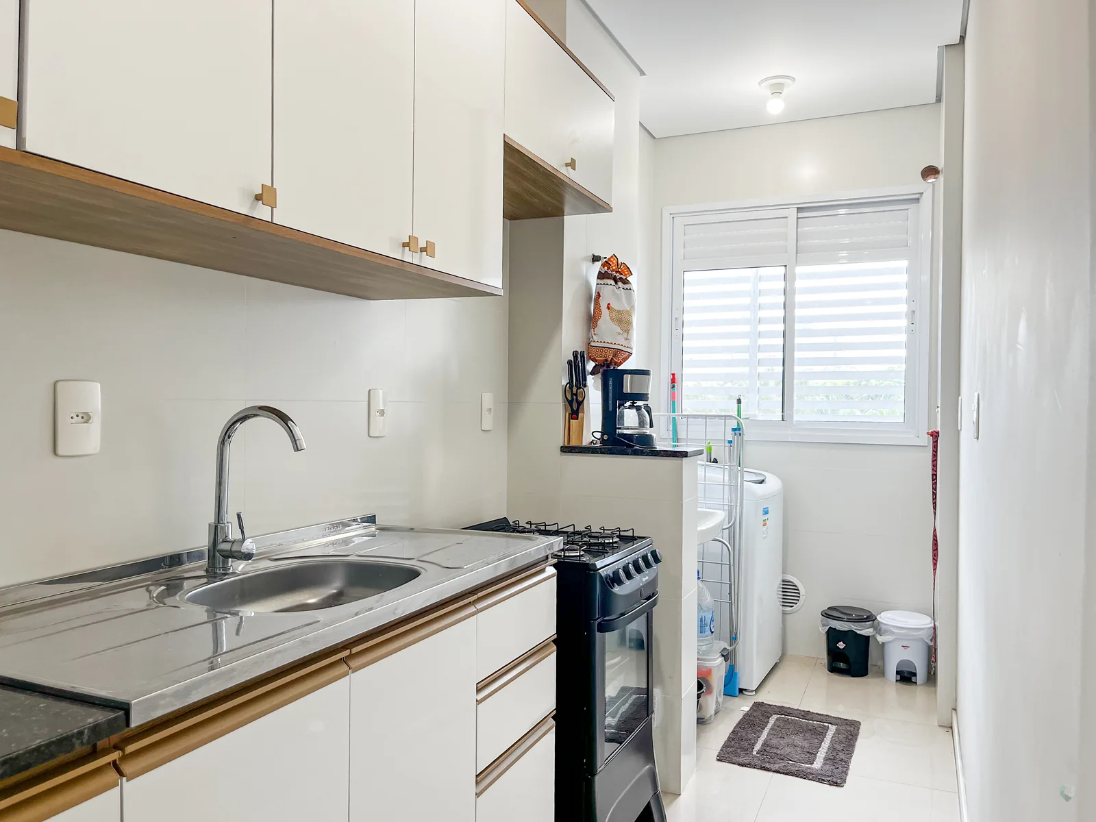 Cozinha com bancada e acesso à área de serviço
