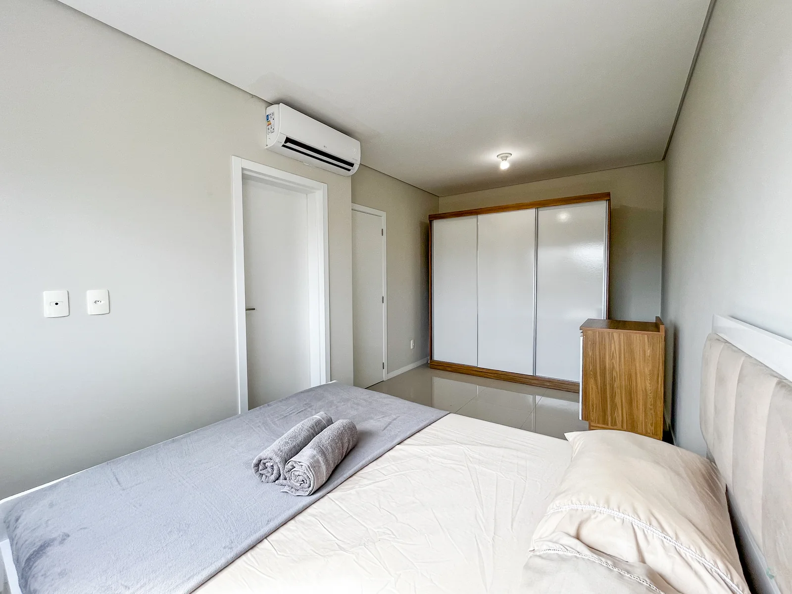 Dormitório com cama e armário