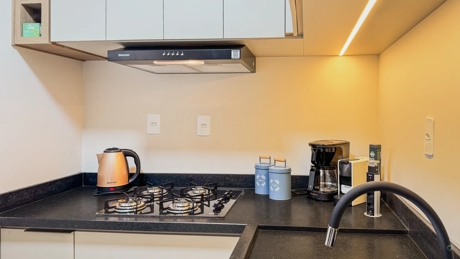 Cooktop e pia na cozinha